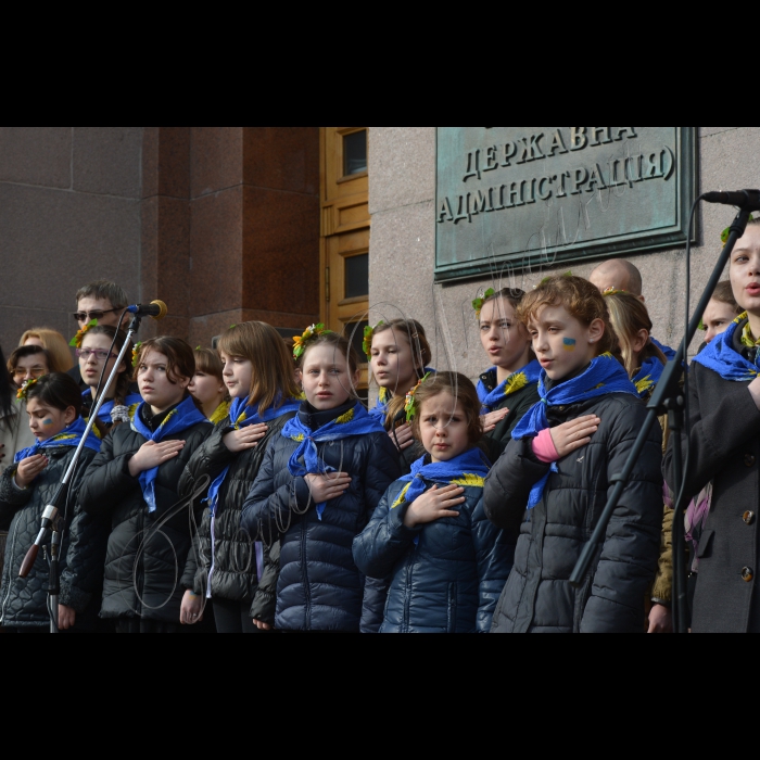 Біля Київради, у  річницю першого офіційного виконання Гімну України в Києві відбувся співочий флешмоб. Активісти разом заспівали повну версію Гімну України. До заходу долучився дитячий хор. 