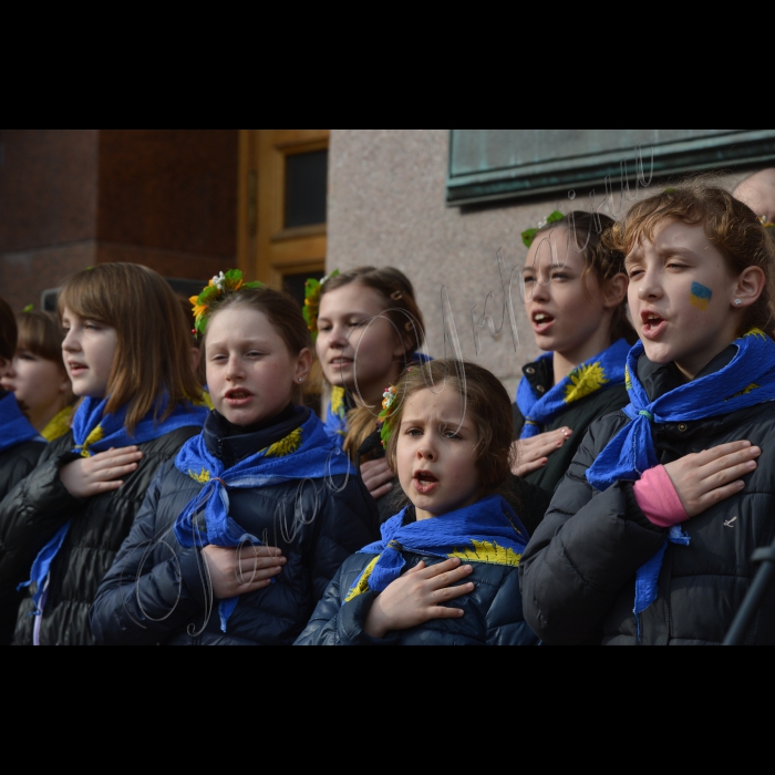 Біля Київради, у  річницю першого офіційного виконання Гімну України в Києві відбувся співочий флешмоб. Активісти разом заспівали повну версію Гімну України. До заходу долучився дитячий хор. 