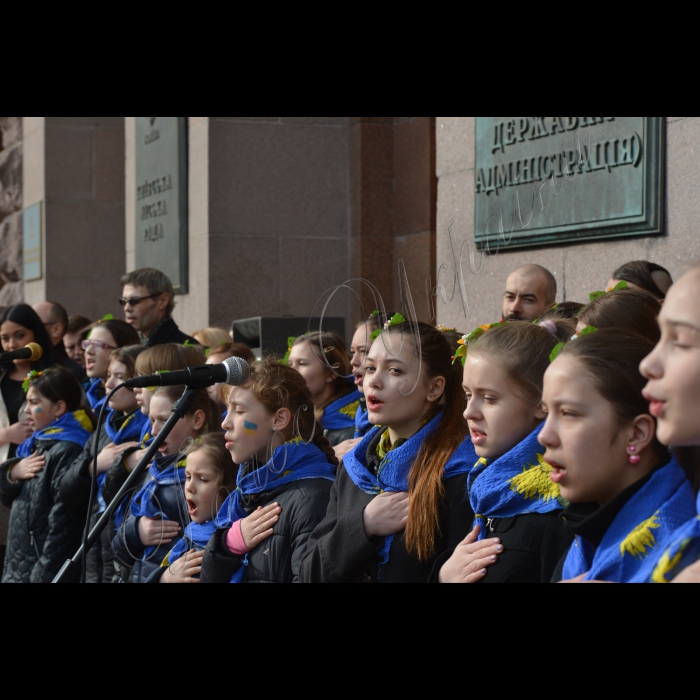 Біля Київради, у  річницю першого офіційного виконання Гімну України в Києві відбувся співочий флешмоб. Активісти разом заспівали повну версію Гімну України. До заходу долучився дитячий хор. 