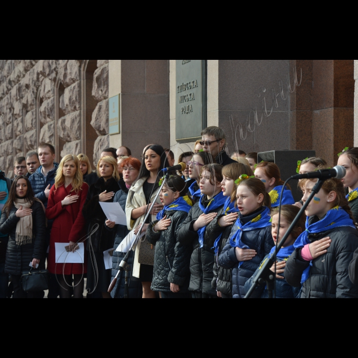 Біля Київради, у  річницю першого офіційного виконання Гімну України в Києві відбувся співочий флешмоб. Активісти разом заспівали повну версію Гімну України. До заходу долучився дитячий хор. 