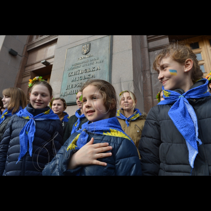 Біля Київради, у  річницю першого офіційного виконання Гімну України в Києві відбувся співочий флешмоб. Активісти разом заспівали повну версію Гімну України. До заходу долучився дитячий хор. 