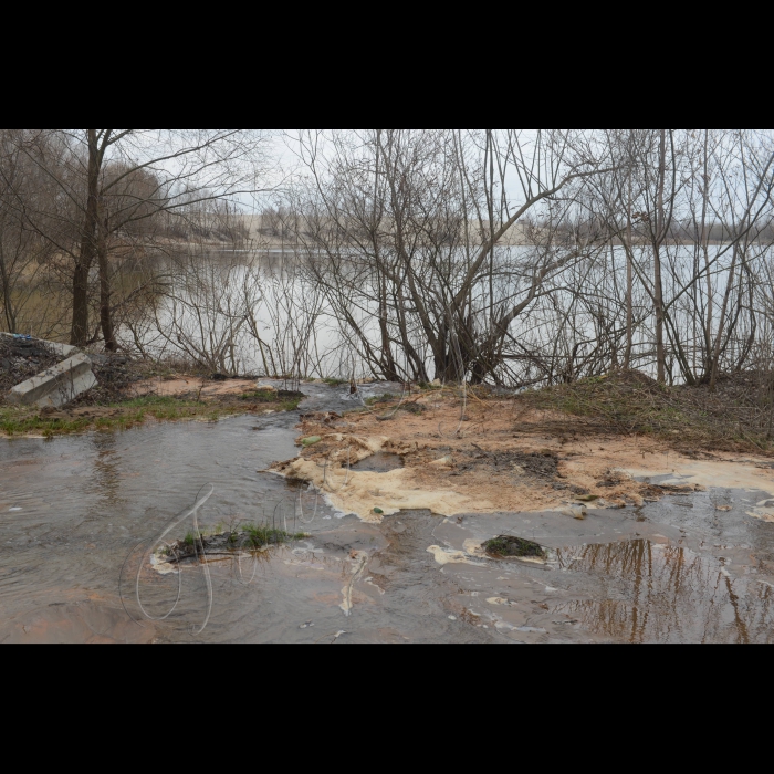 Київ,  Дарницький р-н, вул. Колекторна, де знаходиться стихійне звалище відпрацьованих люмінесцентних ламп. Ртутні лампи, які були залишені невідомими, несуть потенційну загрозу екології та здоров’ю мешканців навколишніх житлових будинків. 
Навпроти звалища – озеро Тягле, де відпочивають жителі Осокорків