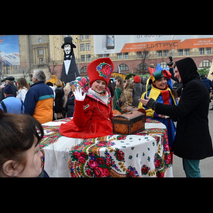 У Харкові відсвяткували  Масницю. Відбулась хода ряжених, потім на площі спалили  опудало, що символізує зиму. У дійстві взяли участь театр вогню і хореографічні колективи харківських вишів.
Масничне містечко на площі Свободи.