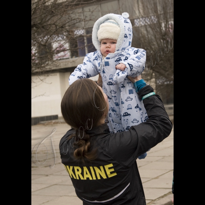 Київ. Національний комплекс Експоцентр України. Відбулась акція «Біжимо за ідею повернення Криму Україні» у рамках бігового тренування Open Run Day ми об’єднаємо анексований Російською Федерацією півострів з материковою Україною. Таким чином ми всі разом пробіжимо дистанцію, що складе 812 км – саме такою є відстань від Києва до Сімферополя – і з’єднаємо Крим з Україною! Акцію організували Run Ukraine та громадська організація КримSOS. 