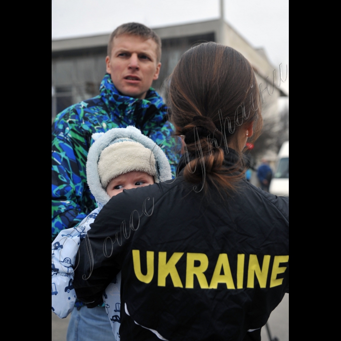 Київ. Національний комплекс Експоцентр України. Відбулась акція «Біжимо за ідею повернення Криму Україні» у рамках бігового тренування Open Run Day ми об’єднаємо анексований Російською Федерацією півострів з материковою Україною. Таким чином ми всі разом пробіжимо дистанцію, що складе 812 км – саме такою є відстань від Києва до Сімферополя – і з’єднаємо Крим з Україною! Акцію організували Run Ukraine та громадська організація КримSOS. 