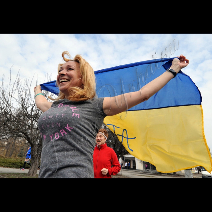 Київ. Національний комплекс Експоцентр України. Відбулась акція «Біжимо за ідею повернення Криму Україні» у рамках бігового тренування Open Run Day ми об’єднаємо анексований Російською Федерацією півострів з материковою Україною. Таким чином ми всі разом пробіжимо дистанцію, що складе 812 км – саме такою є відстань від Києва до Сімферополя – і з’єднаємо Крим з Україною! Акцію організували Run Ukraine та громадська організація КримSOS. 