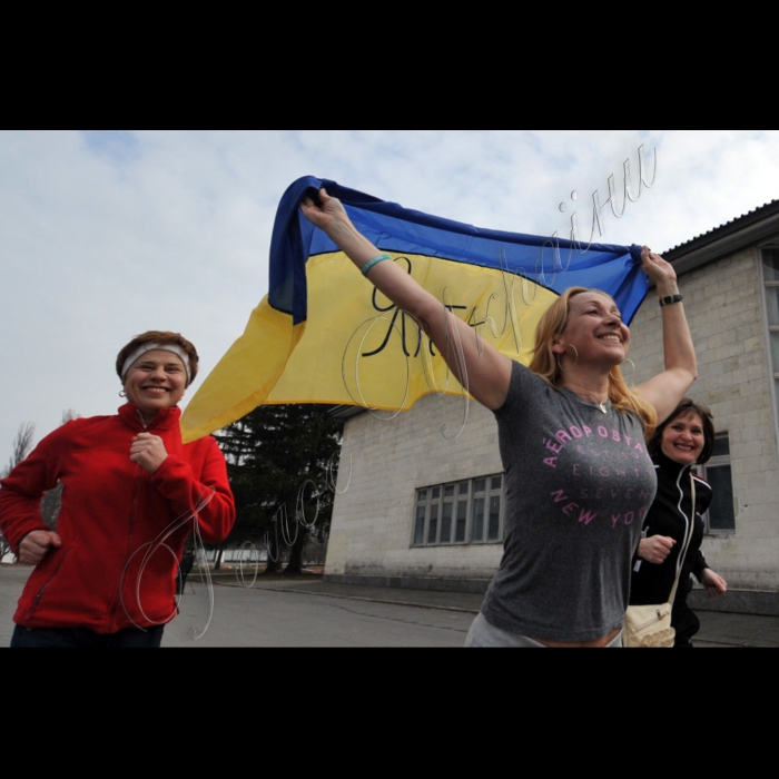 Київ. Національний комплекс Експоцентр України. Відбулась акція «Біжимо за ідею повернення Криму Україні» у рамках бігового тренування Open Run Day ми об’єднаємо анексований Російською Федерацією півострів з материковою Україною. Таким чином ми всі разом пробіжимо дистанцію, що складе 812 км – саме такою є відстань від Києва до Сімферополя – і з’єднаємо Крим з Україною! Акцію організували Run Ukraine та громадська організація КримSOS. 