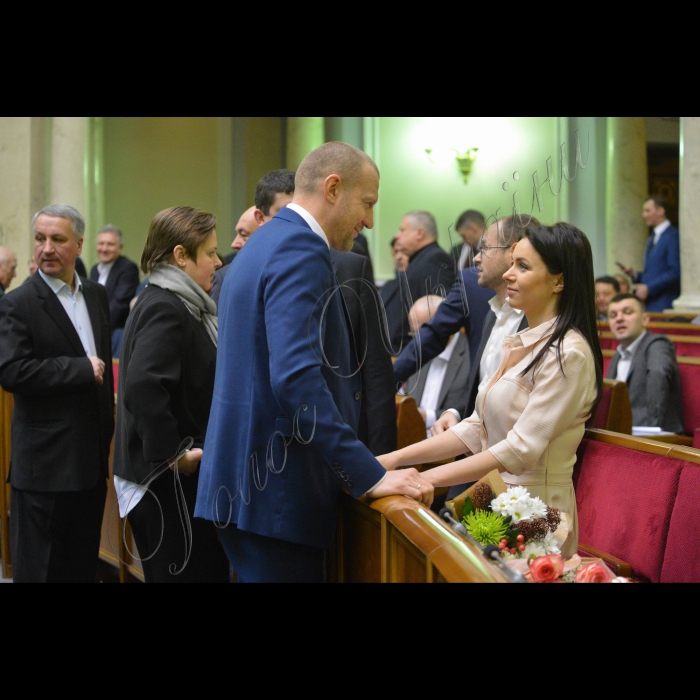 Пленарне засідання Верховної Ради України. Виступи голів фракцій.
Андрій Тетерук, Наталія  Кацер-Бучковська обоє НФ