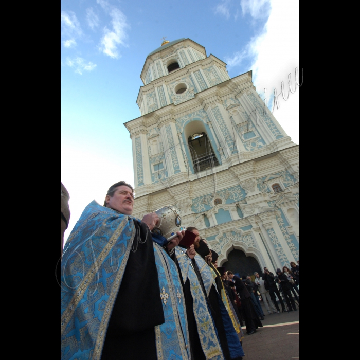 На Софійському майдані відбулася спільна міжконфесійна молитва на честь свята Покрови Пресвятої Богородиці та з нагоди відзначення ювілею 1000-ліття собору Святої Софії Київської. Молитва відбуватиметься з благословення блаженнішого Святослава (УГКЦ), святішого Філарета (УПЦ КП), блаженнішого Мефодія (УАПЦ) та його еміненції Петра Мальчука (РКЦ).