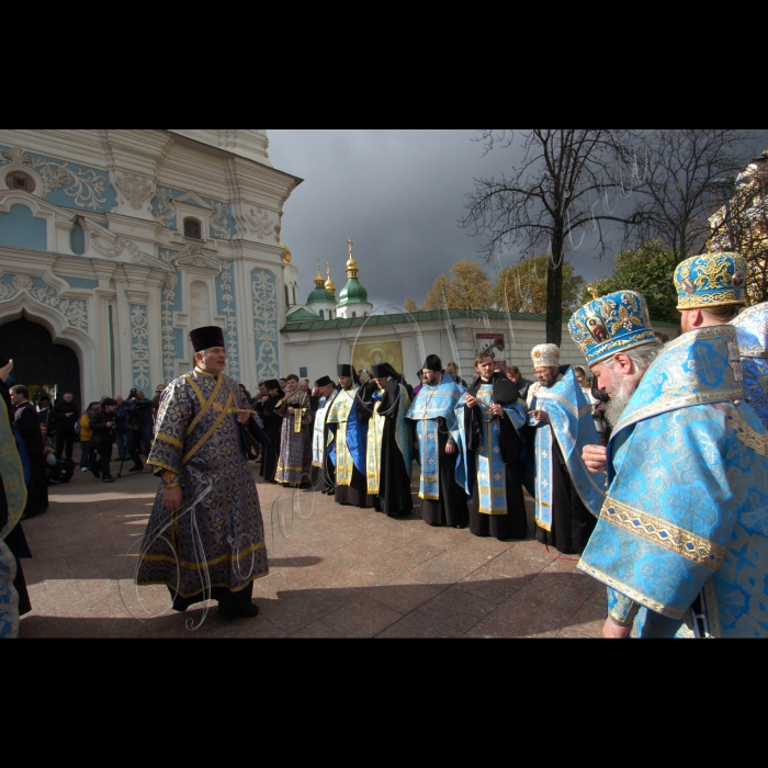 На Софійському майдані відбулася спільна міжконфесійна молитва на честь свята Покрови Пресвятої Богородиці та з нагоди відзначення ювілею 1000-ліття собору Святої Софії Київської. Молитва відбуватиметься з благословення блаженнішого Святослава (УГКЦ), святішого Філарета (УПЦ КП), блаженнішого Мефодія (УАПЦ) та його еміненції Петра Мальчука (РКЦ).