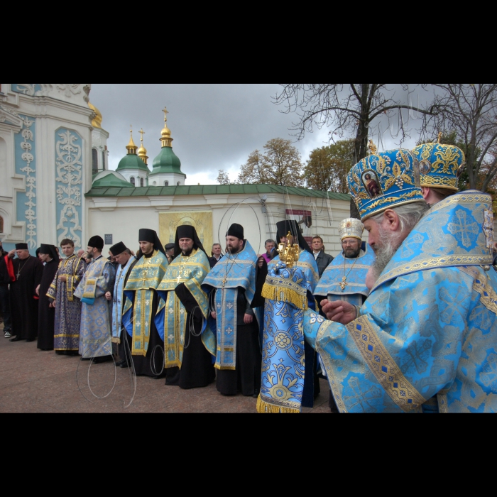 На Софійському майдані відбулася спільна міжконфесійна молитва на честь свята Покрови Пресвятої Богородиці та з нагоди відзначення ювілею 1000-ліття собору Святої Софії Київської. Молитва відбуватиметься з благословення блаженнішого Святослава (УГКЦ), святішого Філарета (УПЦ КП), блаженнішого Мефодія (УАПЦ) та його еміненції Петра Мальчука (РКЦ).