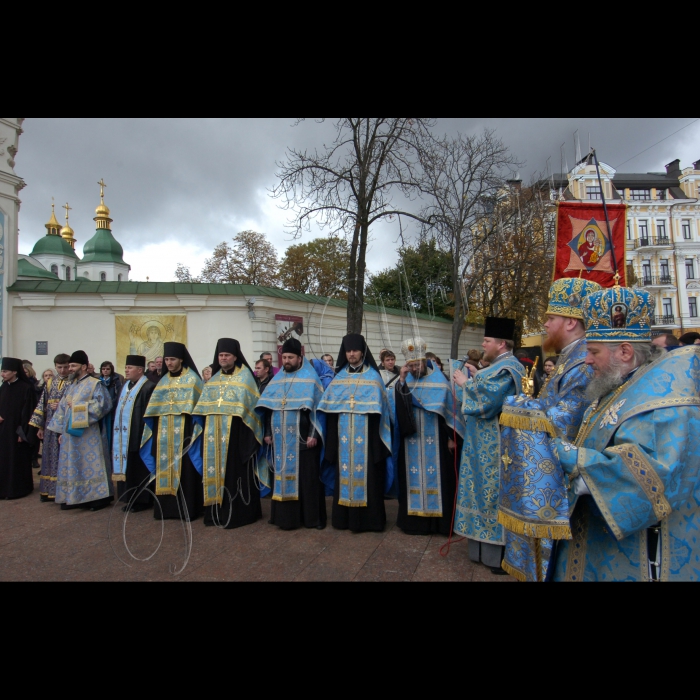 На Софійському майдані відбулася спільна міжконфесійна молитва на честь свята Покрови Пресвятої Богородиці та з нагоди відзначення ювілею 1000-ліття собору Святої Софії Київської. Молитва відбуватиметься з благословення блаженнішого Святослава (УГКЦ), святішого Філарета (УПЦ КП), блаженнішого Мефодія (УАПЦ) та його еміненції Петра Мальчука (РКЦ).