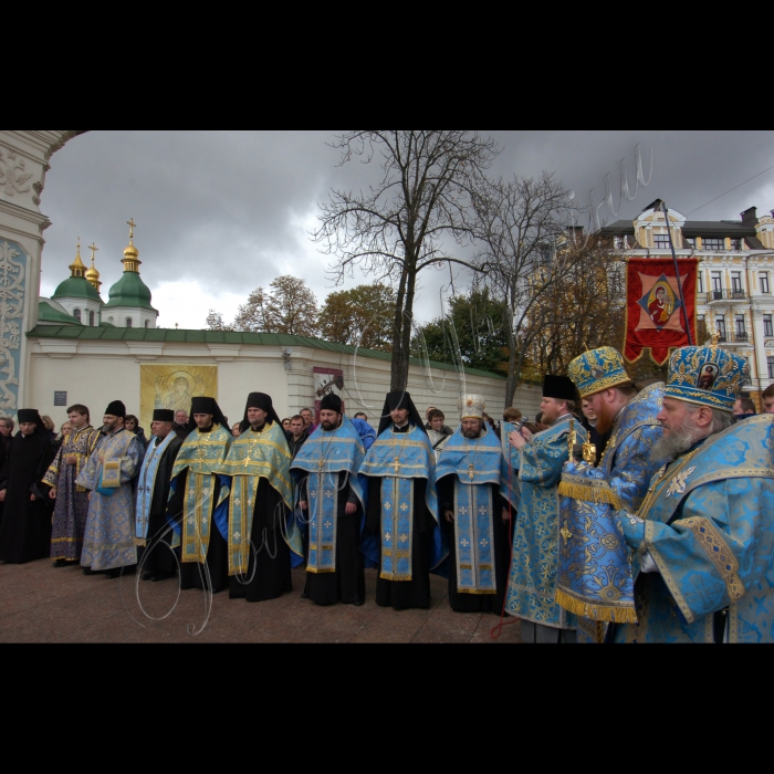 На Софійському майдані відбулася спільна міжконфесійна молитва на честь свята Покрови Пресвятої Богородиці та з нагоди відзначення ювілею 1000-ліття собору Святої Софії Київської. Молитва відбуватиметься з благословення блаженнішого Святослава (УГКЦ), святішого Філарета (УПЦ КП), блаженнішого Мефодія (УАПЦ) та його еміненції Петра Мальчука (РКЦ).