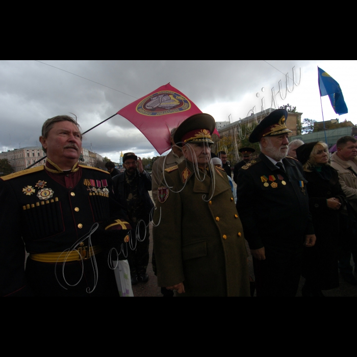 На Софійському майдані відбулася спільна міжконфесійна молитва на честь свята Покрови Пресвятої Богородиці та з нагоди відзначення ювілею 1000-ліття собору Святої Софії Київської. Молитва відбуватиметься з благословення блаженнішого Святослава (УГКЦ), святішого Філарета (УПЦ КП), блаженнішого Мефодія (УАПЦ) та його еміненції Петра Мальчука (РКЦ).