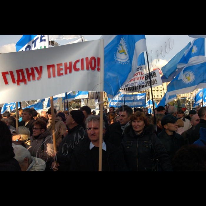 З  нагоди Міжнародного дня боротьби з бідністю Федерація профспілок України провела Всеукраїнську акцію «Профспілки проти бідності», в якій  взяли участь представники трудових колективів підприємств, установ, організацій усіх галузей економіки та регіонів України. Акція  розпочалася з проведення мітингу на Майдані Незалежності, а згодом біля будівлі Кабінету Міністрів України. За підсумками акції ухвалюватиметься резолюція учасників всеукраїнської акції з вимогами та пропозиціями до Президента України, Верховної Ради України, Кабінету Міністрів України.