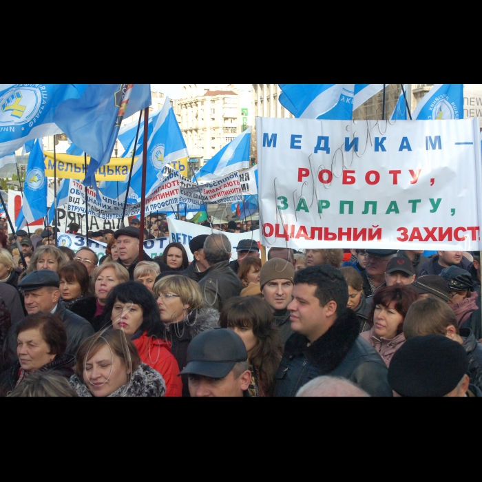 З  нагоди Міжнародного дня боротьби з бідністю Федерація профспілок України провела Всеукраїнську акцію «Профспілки проти бідності», в якій  взяли участь представники трудових колективів підприємств, установ, організацій усіх галузей економіки та регіонів України. Акція  розпочалася з проведення мітингу на Майдані Незалежності, а згодом біля будівлі Кабінету Міністрів України. За підсумками акції ухвалюватиметься резолюція учасників всеукраїнської акції з вимогами та пропозиціями до Президента України, Верховної Ради України, Кабінету Міністрів України.