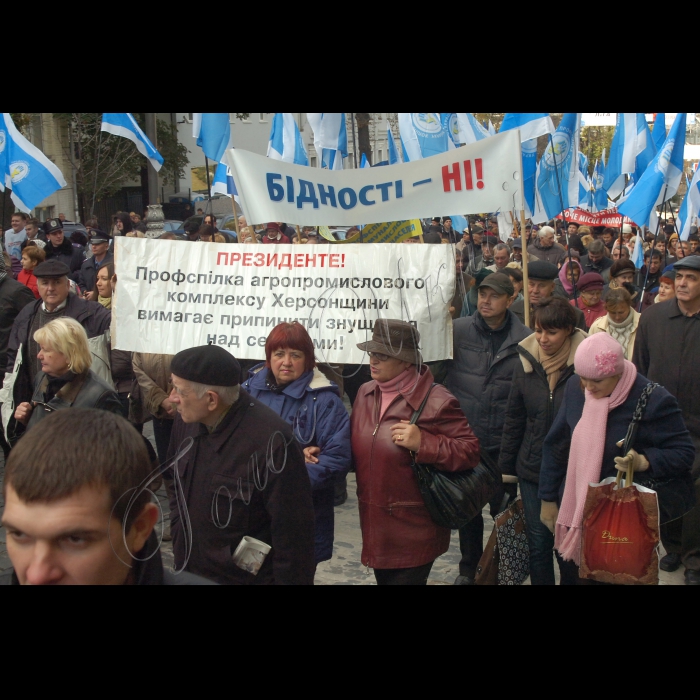 З  нагоди Міжнародного дня боротьби з бідністю Федерація профспілок України провела Всеукраїнську акцію «Профспілки проти бідності», в якій  взяли участь представники трудових колективів підприємств, установ, організацій усіх галузей економіки та регіонів України. Акція  розпочалася з проведення мітингу на Майдані Незалежності, а згодом біля будівлі Кабінету Міністрів України. За підсумками акції ухвалюватиметься резолюція учасників всеукраїнської акції з вимогами та пропозиціями до Президента України, Верховної Ради України, Кабінету Міністрів України.