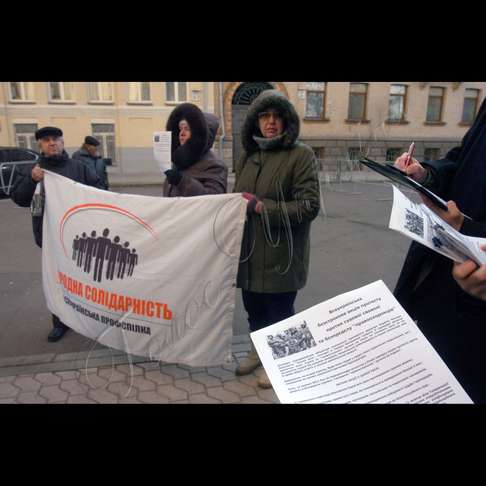 У рамках Всеукраїнської кампанії проти судового свавілля і беззаконня  правоохоронців відбулося пікетування адміністрації Президента України активістами Руху за народовладдя в Україні та Всеукраїнської профспілки «Народна солідарність» під гаслом «Прокуратуру – під народний контроль!»