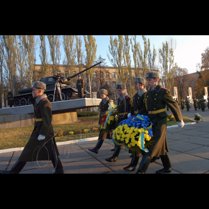 Покладання квітів до пам‘ятника «Танкістам - визволителям міста Києва» з нагоди 68-ї річниці визволення Києва від фашистських загарбників. Урочистості відбулися за участю голови КМДА О. Попова