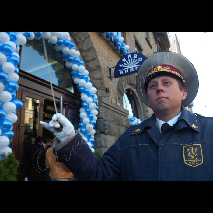 На Хрещатику відкрито оновлену та переобладнану за останнім словом техніки муніципальну книгарню «Сяйво книги».
Тепер книгарню осучаснено новітніми технологіями. Читачі зможуть замовити друк необхідної їм книги з каталогу Espresso Book Machine (EBM), що налічує понад 3 мільйони видань 24 мовами світу.
Голова КМДА наголосив, що машина стане у нагоді студентам та науковцям, оскільки в її пам’яті є книги, які не перевидавали протягом багатьох років.
