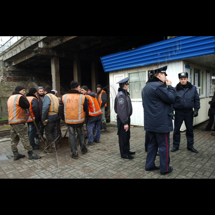 З приводу скарг до Укзалізниці через грубі та неодноразові порушення обов’язків перевізника та прав пасажирів Південно-Західної залізниці сполученням Київ--Коростень в Києві на станції електропоїздів Святошин відбулася зустріч самоорганізованих ініціативних груп, які збирали підписи під скаргами.