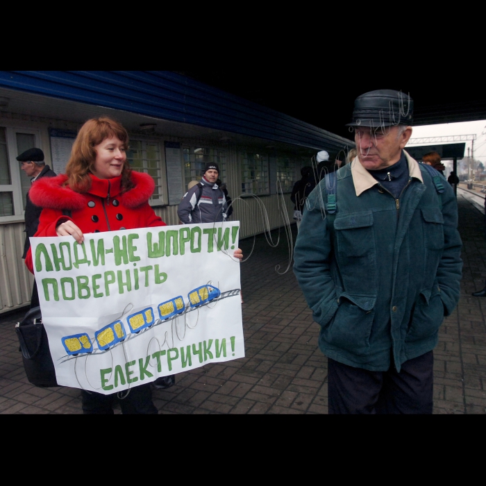 З приводу скарг до Укзалізниці через грубі та неодноразові порушення обов’язків перевізника та прав пасажирів Південно-Західної залізниці сполученням Київ--Коростень в Києві на станції електропоїздів Святошин відбулася зустріч самоорганізованих ініціативних груп, які збирали підписи під скаргами.