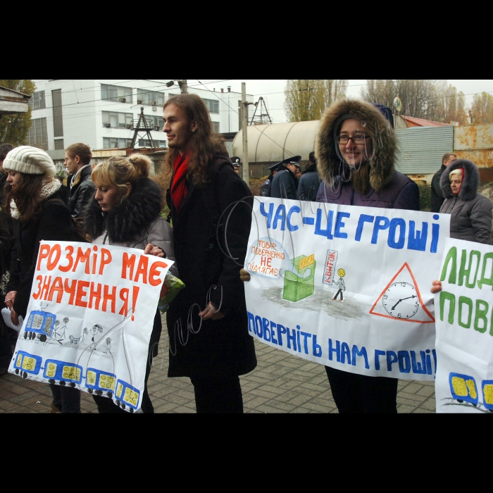 З приводу скарг до Укзалізниці через грубі та неодноразові порушення обов’язків перевізника та прав пасажирів Південно-Західної залізниці сполученням Київ--Коростень в Києві на станції електропоїздів Святошин відбулася зустріч самоорганізованих ініціативних груп, які збирали підписи під скаргами.