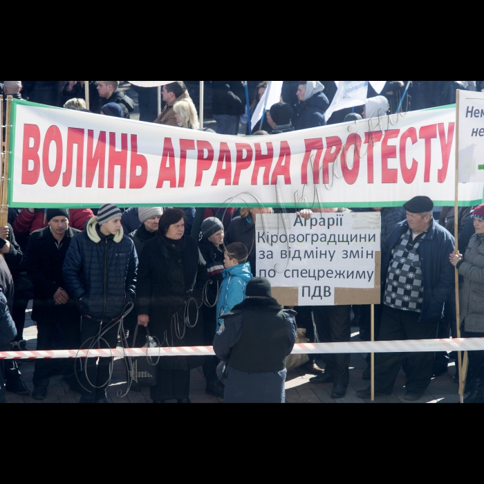 Під Верховною Радою України триває акція аграріїв з різних регіонів України з метою привернення уваги до проблем села.