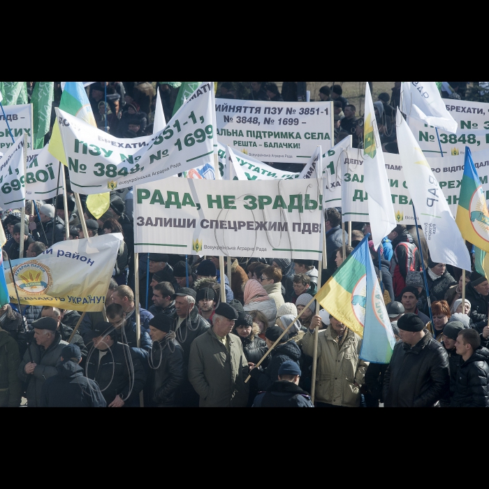 Під Верховною Радою України триває акція аграріїв з різних регіонів України з метою привернення уваги до проблем села.