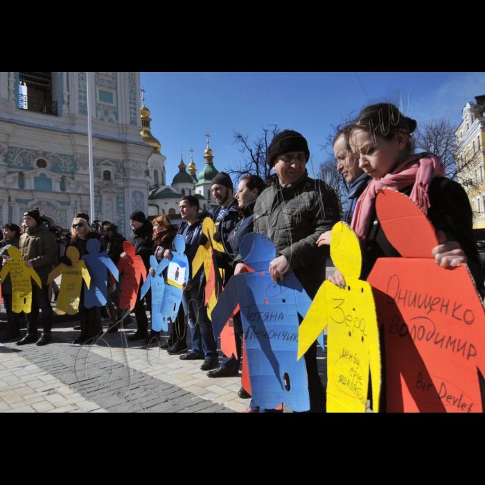 В Києві, на Софійській площі відбувся флешмоб, присвячений пам’яті кримського татарина Решата Аметова. Активісти, рідні Решата Аметова та всі небайдужі до подій в Криму вийшли на одну з головних площ країни в мовчазному протесті, з картонними людськими фігурками в руках. Мета флешмобу – нагадати всім, що кожен може і повинен боротися за справедливість, виконуючи свою справу, і голос кожного з нас надзвичайно важливий. Організатори:  близькі Решата Аметова, КримSOS.