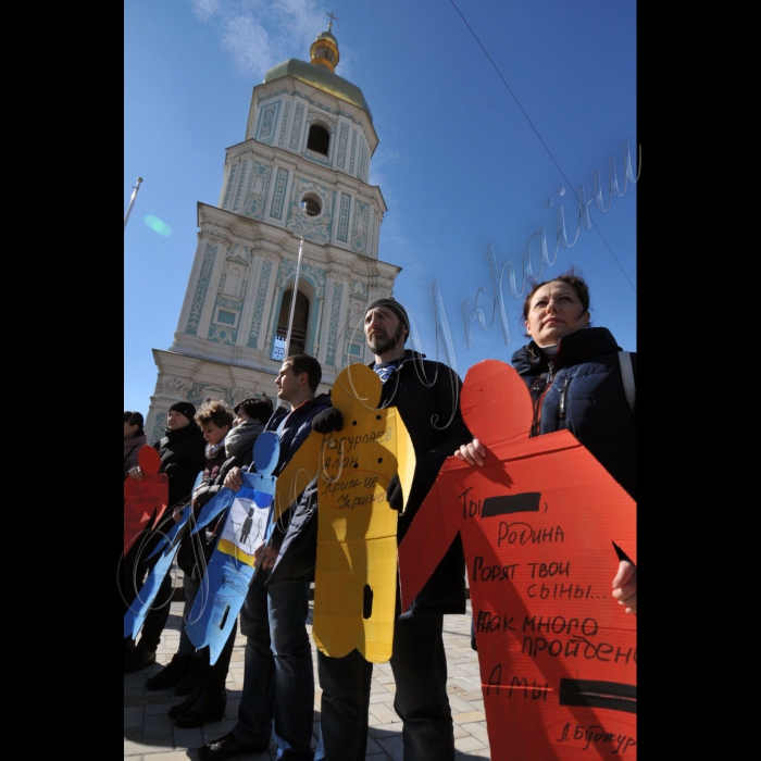 В Києві, на Софійській площі відбувся флешмоб, присвячений пам’яті кримського татарина Решата Аметова. Активісти, рідні Решата Аметова та всі небайдужі до подій в Криму вийшли на одну з головних площ країни в мовчазному протесті, з картонними людськими фігурками в руках. Мета флешмобу – нагадати всім, що кожен може і повинен боротися за справедливість, виконуючи свою справу, і голос кожного з нас надзвичайно важливий. Організатори:  близькі Решата Аметова, КримSOS.