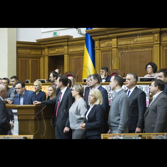 На ранковому пленарному засіданні Верховної Ради України представники фракцій БПП і «Самопоміч» зібралися біля трибуни, Голова ВР України Володимир Гройсман  з приводу інциденту з народним депутатом Вікторією Войціцькою («Самопоміч»)