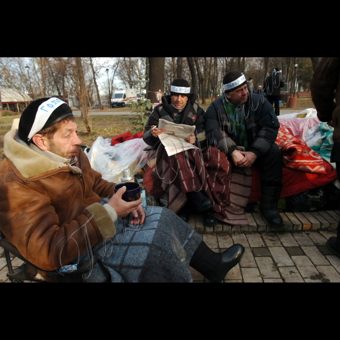 У Маріїнському парку триває акція - голодування чорнобильців. Майже 30 осіб із пов'язками 