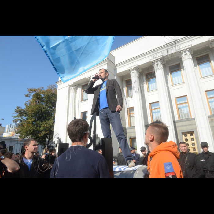 Мітинг. Близько 250 людей вимагають під будівлею Верховної Ради прийняття закону про люстрацію.