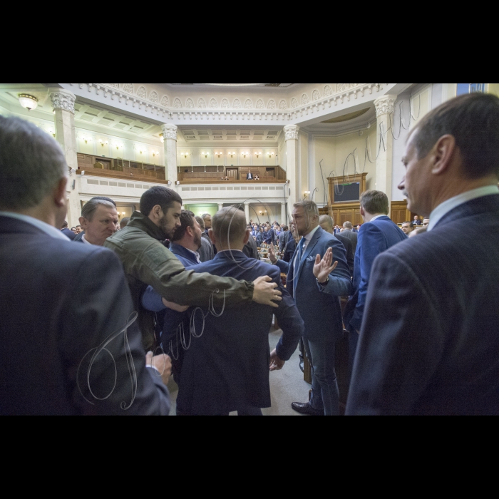 На ранковому пленарному засіданні Верховної Ради України відбулася сутичка між депутатами 