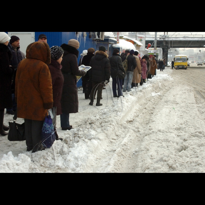 Унаслідок сильних снігопадів ускладнено роботу міського транспорту