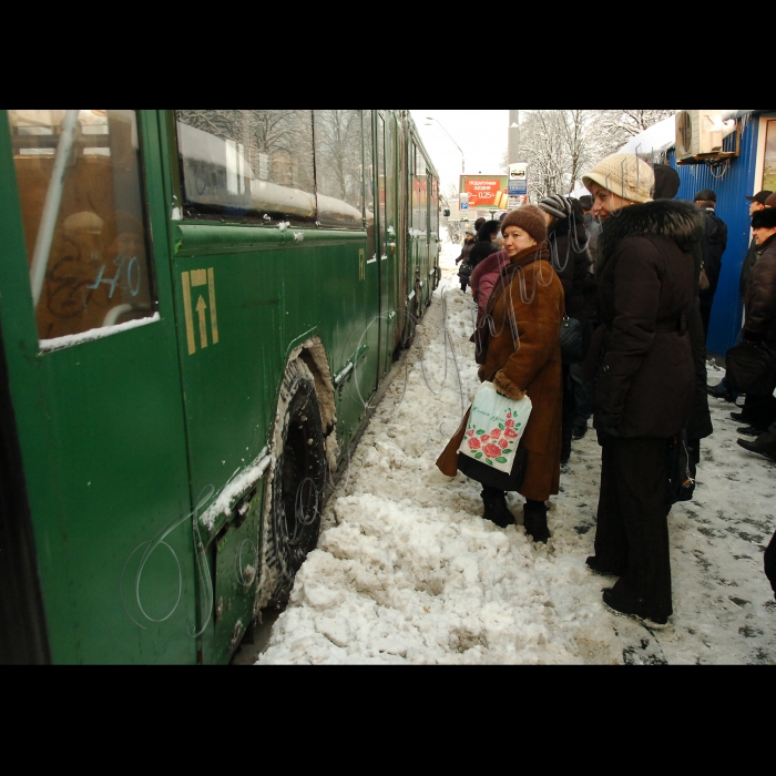 Унаслідок сильних снігопадів ускладнено роботу міського транспорту