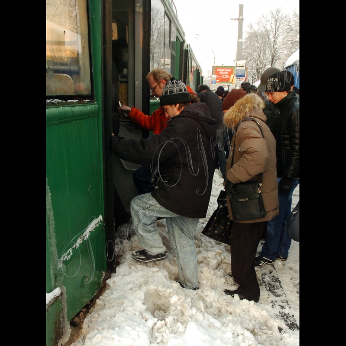 Унаслідок сильних снігопадів ускладнено роботу міського транспорту