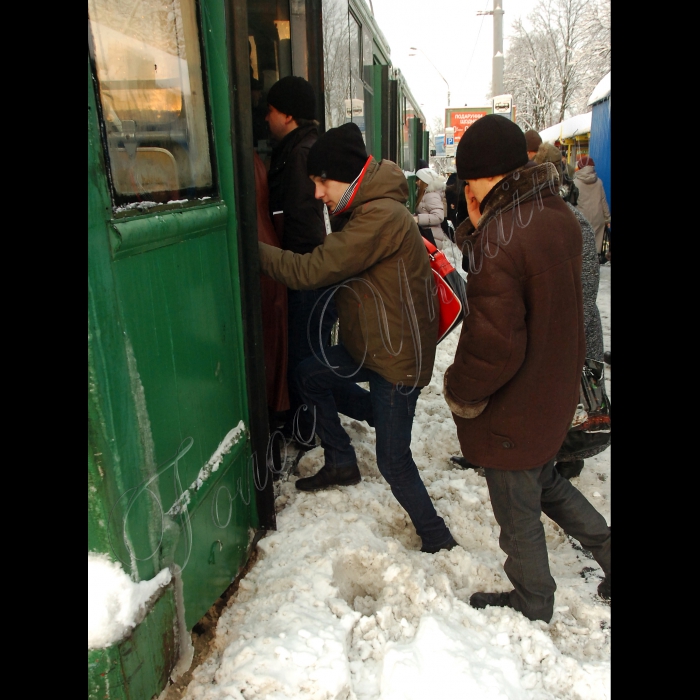 Унаслідок сильних снігопадів ускладнено роботу міського транспорту