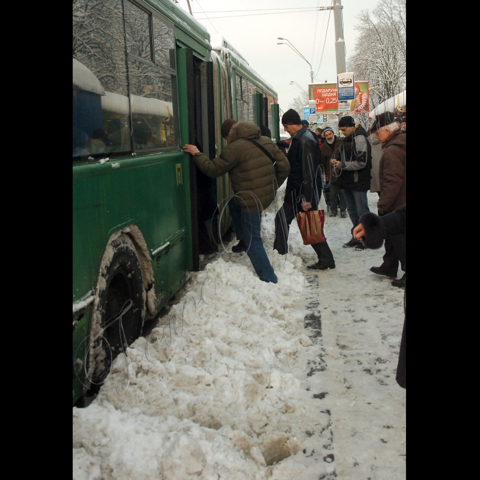 Унаслідок сильних снігопадів ускладнено роботу міського транспорту