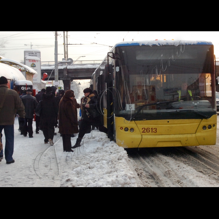 Унаслідок сильних снігопадів ускладнено роботу міського транспорту