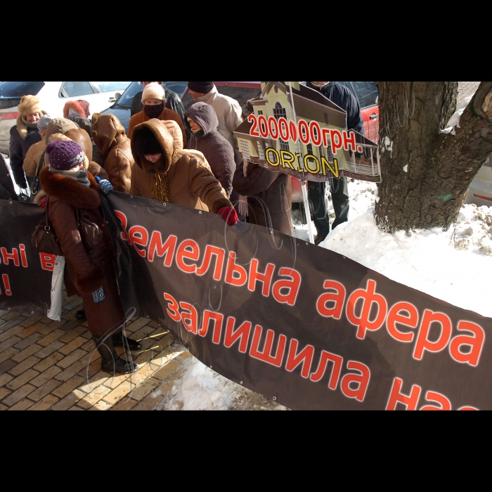 Біля Київського апеляційного суду відбулася акція обдурених інвесторів: «Ні віртуальному будівництву в Україні! Жертви будівельних афер залишаються жити на вулиці!». Зокрема, акція направлена на захист постраждалих інвесторів «Олімпік-парку». Захід за участю молодих сімей з дітьми відбудеться за підтримки активістів правозахисного руху «Взаємодопомога».