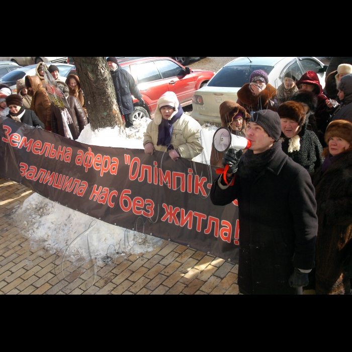 Біля Київського апеляційного суду відбулася акція обдурених інвесторів: «Ні віртуальному будівництву в Україні! Жертви будівельних афер залишаються жити на вулиці!». Зокрема, акція направлена на захист постраждалих інвесторів «Олімпік-парку». Захід за участю молодих сімей з дітьми відбудеться за підтримки активістів правозахисного руху «Взаємодопомога».