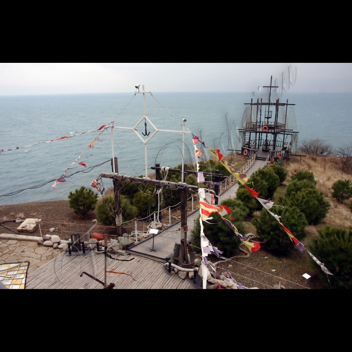 Крим, село Малоріченське Алуштинського району.  
Церква-маяк святителя Миколая.
