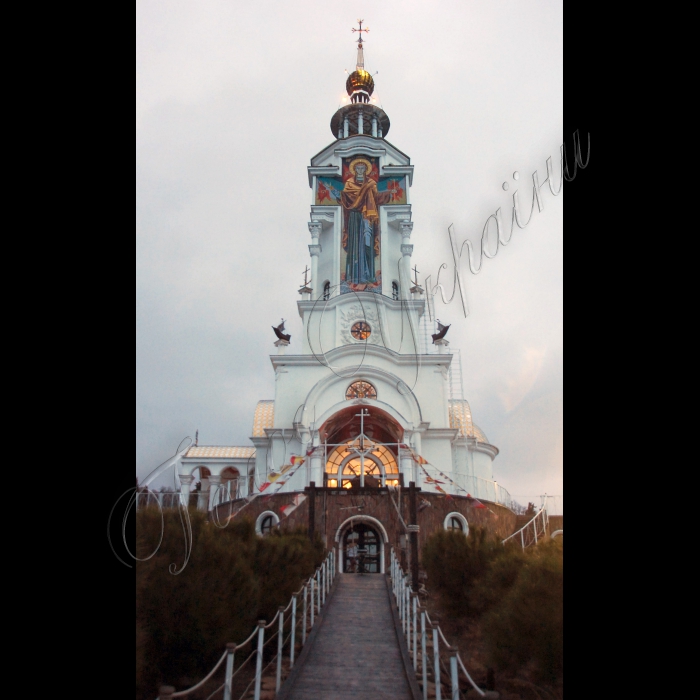 Крим, село Малоріченське Алуштинського району.  
Церква-маяк святителя Миколая.
