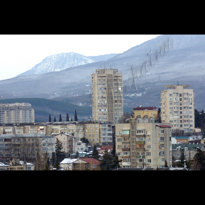 Крим. Ліквідація наслідків шторму в місті Алушта на набережній у районі Професорського куточка
