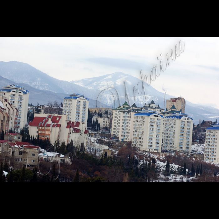 Крим. Ліквідація наслідків шторму в місті Алушта на набережній у районі Професорського куточка
