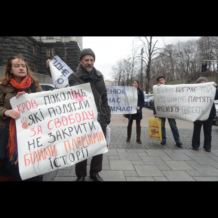 Співробітники Інституту археології НАН України  і представники «Спілки археологів України» пікетували Кабінет Міністрів Україну у зв’язку із складною ситуацією, в якій опинилась археологічна наука на сьогоднішній день. Мітинг відбувся під гаслом «Нищення археологічної науки = знищення історії України!» . З 1 січня 2016 р. набув чинності Закон України «Про Державний бюджет України на 2016 рік», за яким загальне бюджетне фінансування наукової та науково-технічної діяльності передбачено у розмірі менше 0,5 % валового внутрішнього продукту України.