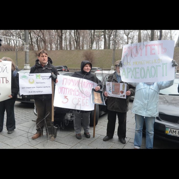 Співробітники Інституту археології НАН України  і представники «Спілки археологів України» пікетували Кабінет Міністрів Україну у зв’язку із складною ситуацією, в якій опинилась археологічна наука на сьогоднішній день. Мітинг відбувся під гаслом «Нищення археологічної науки = знищення історії України!» . З 1 січня 2016 р. набув чинності Закон України «Про Державний бюджет України на 2016 рік», за яким загальне бюджетне фінансування наукової та науково-технічної діяльності передбачено у розмірі менше 0,5 % валового внутрішнього продукту України.