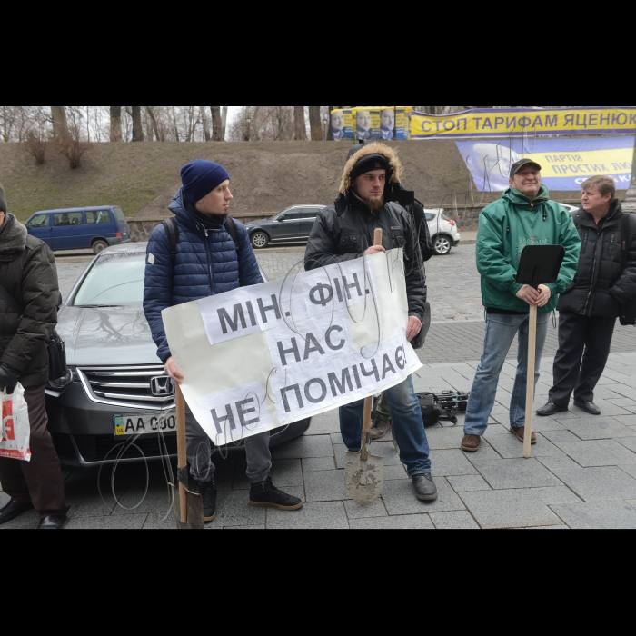 Співробітники Інституту археології НАН України  і представники «Спілки археологів України» пікетували Кабінет Міністрів Україну у зв’язку із складною ситуацією, в якій опинилась археологічна наука на сьогоднішній день. Мітинг відбувся під гаслом «Нищення археологічної науки = знищення історії України!» . З 1 січня 2016 р. набув чинності Закон України «Про Державний бюджет України на 2016 рік», за яким загальне бюджетне фінансування наукової та науково-технічної діяльності передбачено у розмірі менше 0,5 % валового внутрішнього продукту України.